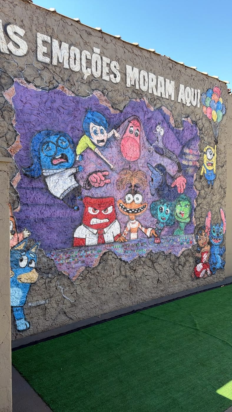 Mural artístico externo da Clínica Qualité